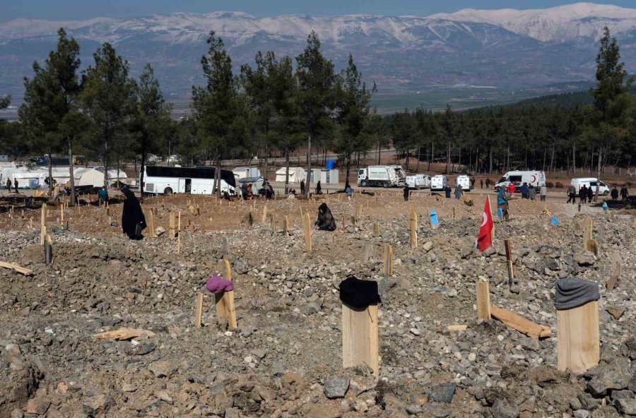 Kahramanmaraş’ta Mezar Yerlerini Kaybetmek İstemeyen Aileler İz Bırakıyor