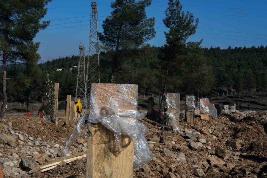 Kahramanmaraş’ta Mezar Yerlerini Kaybetmek İstemeyen Aileler İz Bırakıyor