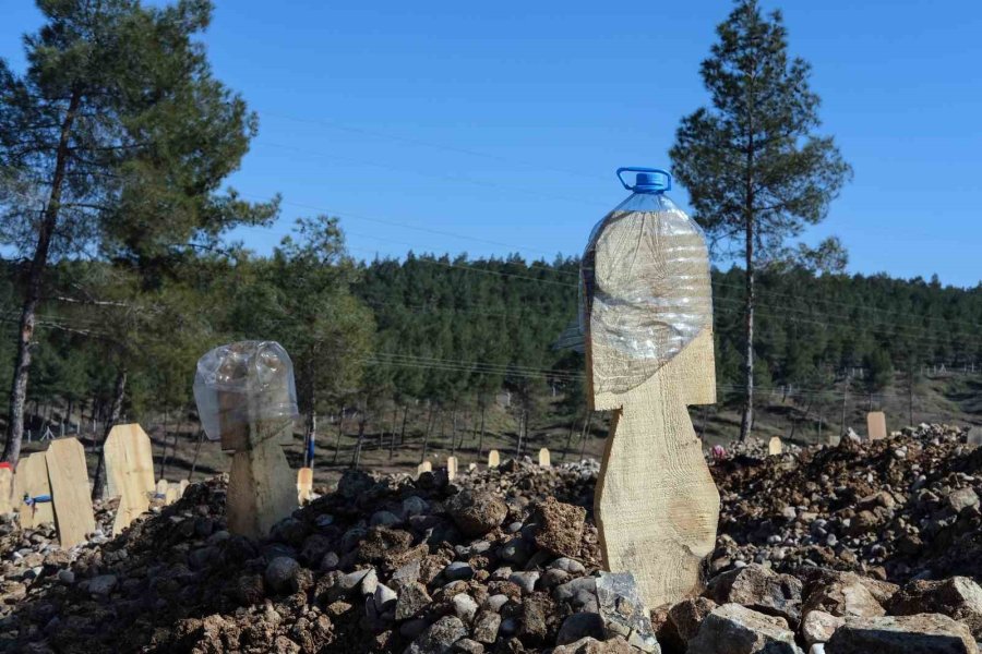 Kahramanmaraş’ta Mezar Yerlerini Kaybetmek İstemeyen Aileler İz Bırakıyor