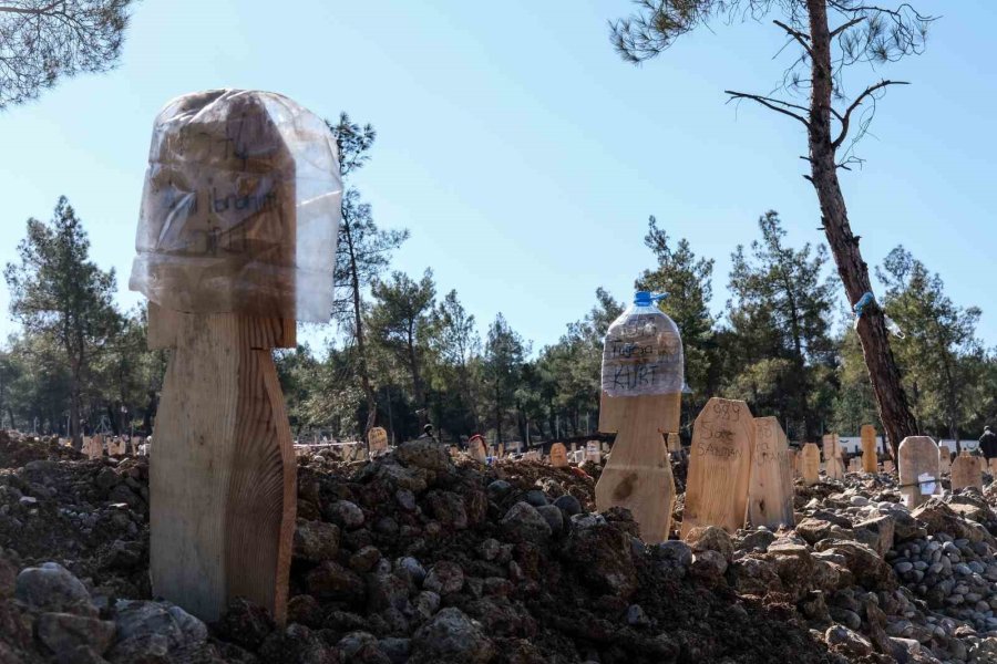 Kahramanmaraş’ta Mezar Yerlerini Kaybetmek İstemeyen Aileler İz Bırakıyor