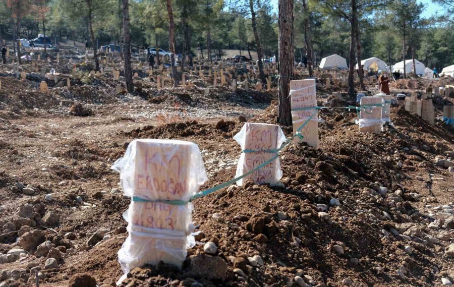 Kahramanmaraş’ta Mezar Yerlerini Kaybetmek İstemeyen Aileler İz Bırakıyor