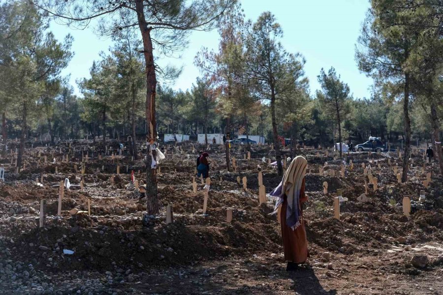 Kahramanmaraş’ta Mezar Yerlerini Kaybetmek İstemeyen Aileler İz Bırakıyor