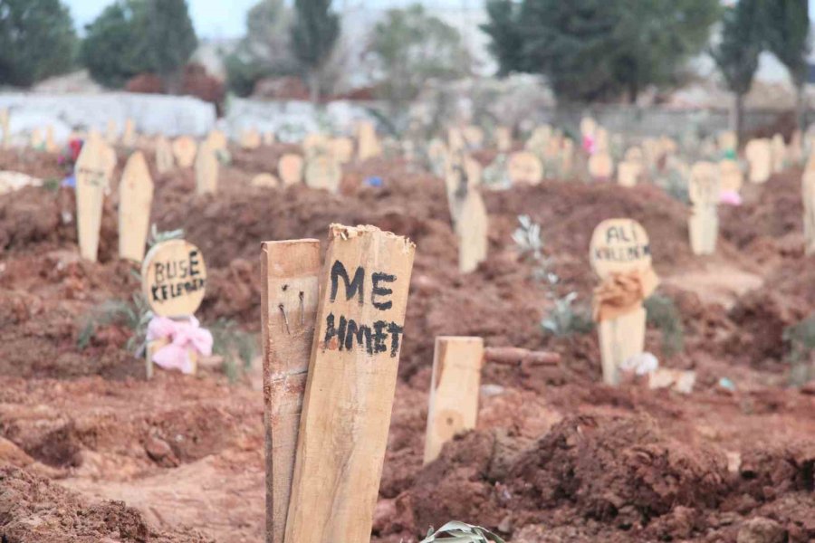 Yarım Kalan Hikayeler Mezarlara Yansıdı: Depremde Ölenlerin Mezarları Yürekleri Burktu