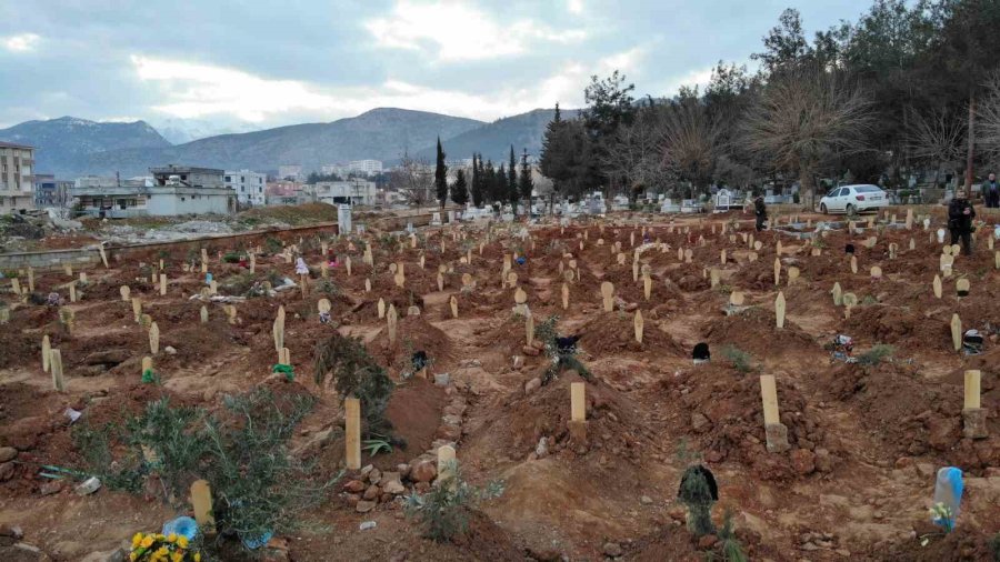 Yarım Kalan Hikayeler Mezarlara Yansıdı: Depremde Ölenlerin Mezarları Yürekleri Burktu