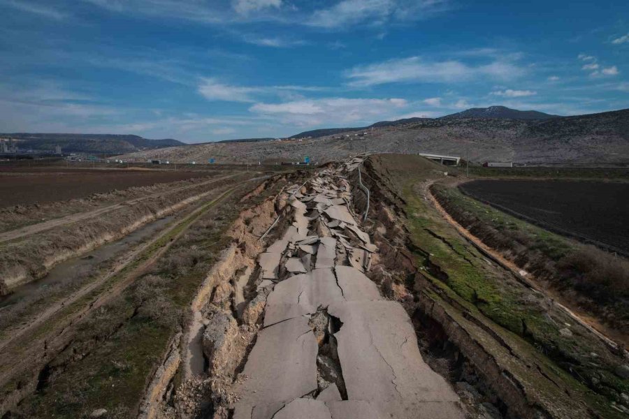 Kahramanmaraş Pazarcık’ta Depremde Yarılan Yol Havadan Görüntülendi