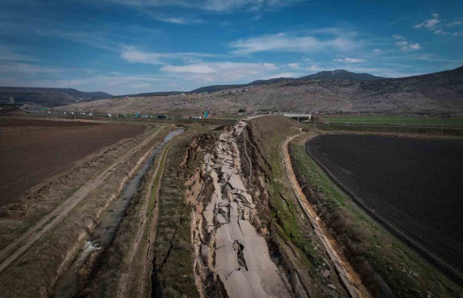 Kahramanmaraş Pazarcık’ta Depremde Yarılan Yol Havadan Görüntülendi