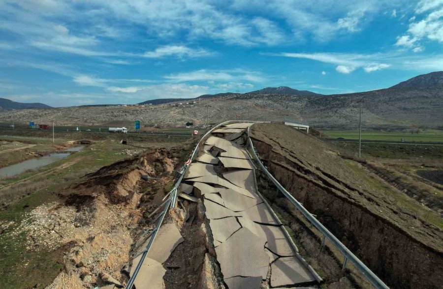 Kahramanmaraş Pazarcık’ta Depremde Yarılan Yol Havadan Görüntülendi