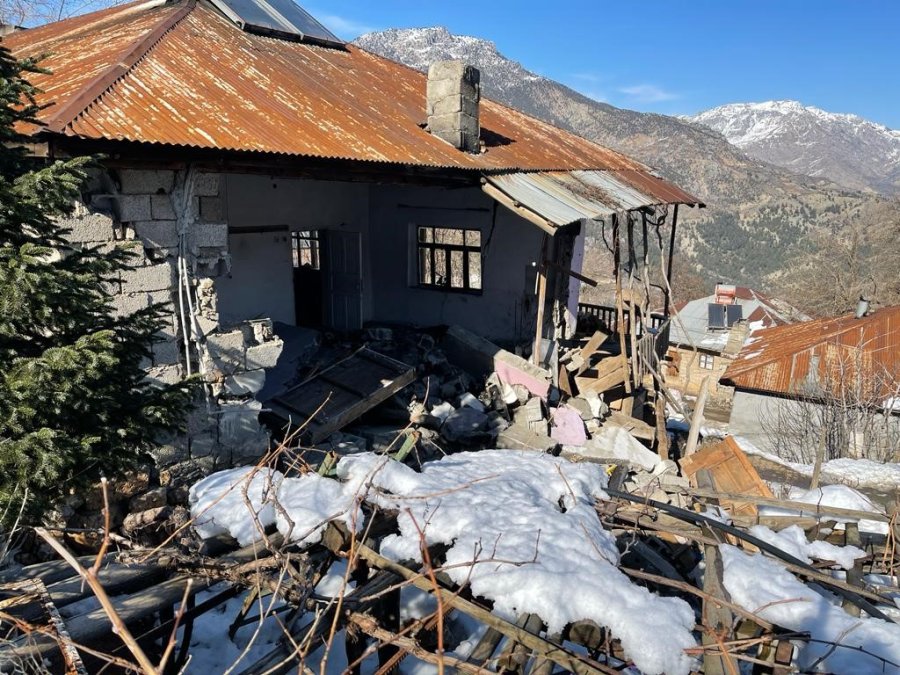 Depremde Dağdan Kopan Kayalar Evlerin Üzerine Düştü