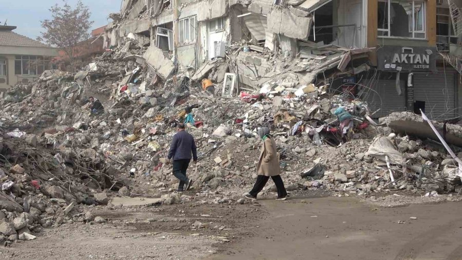 Canlarını Hiçe Sayıp, Enkaz Üstünde Kıyafet Arayışına Düştüler