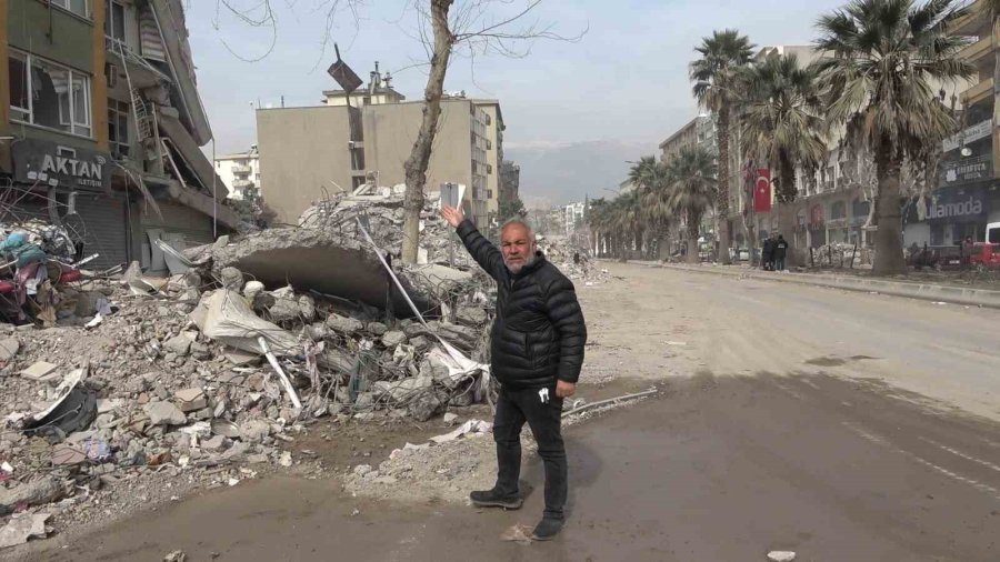 Canlarını Hiçe Sayıp, Enkaz Üstünde Kıyafet Arayışına Düştüler