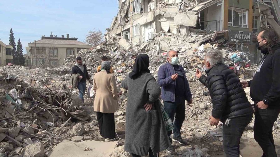 Canlarını Hiçe Sayıp, Enkaz Üstünde Kıyafet Arayışına Düştüler