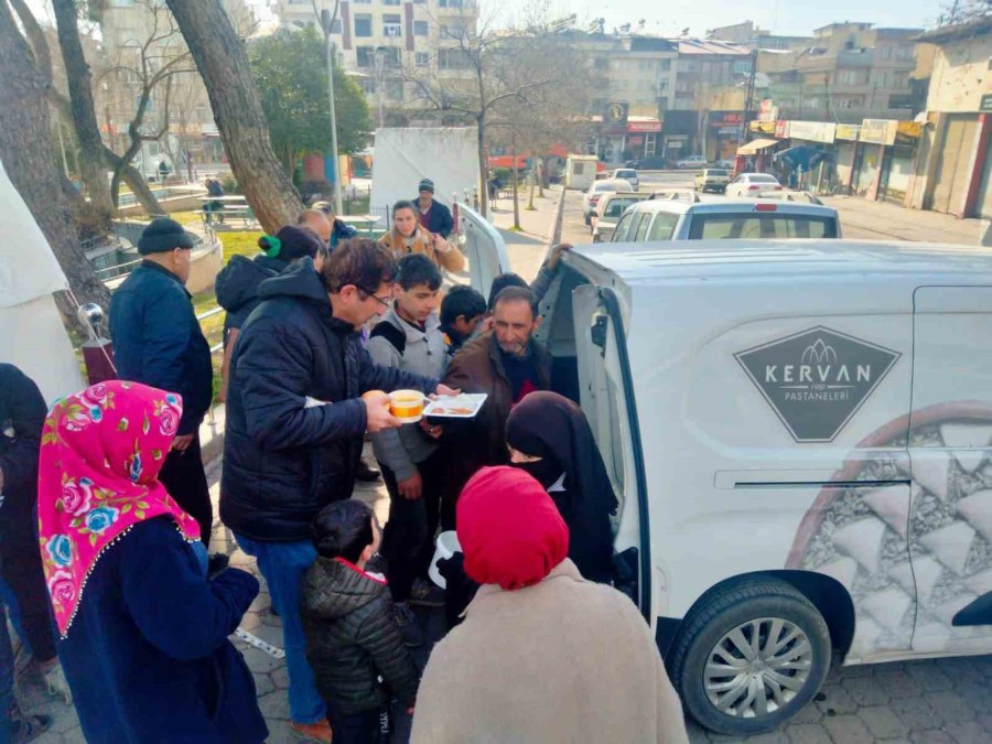 Alpedo Kervan Depremzedelere Sıcak Yemek Ulaştırıyor