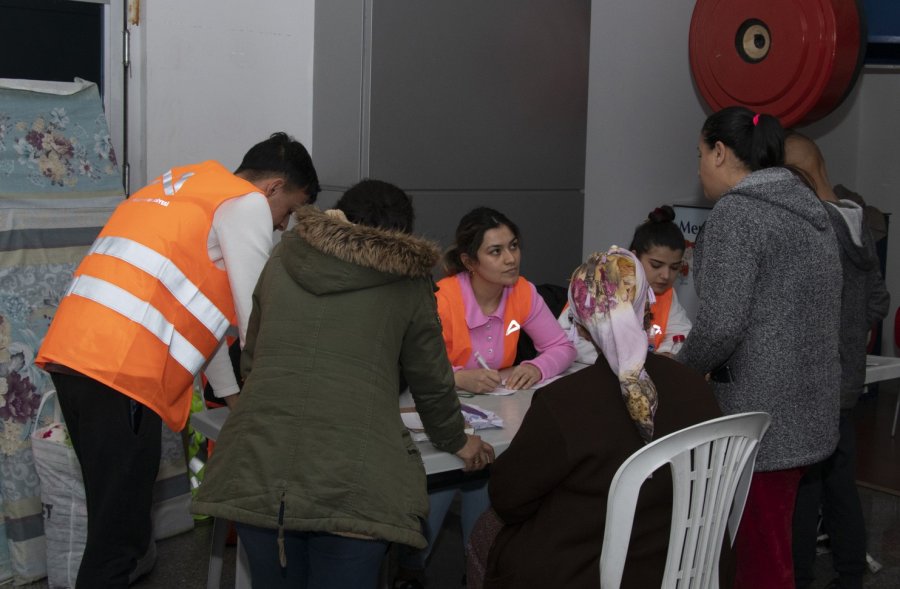 Mersin’de Gönüllüler Depremzedeler İçin Tek Yürek Oldu