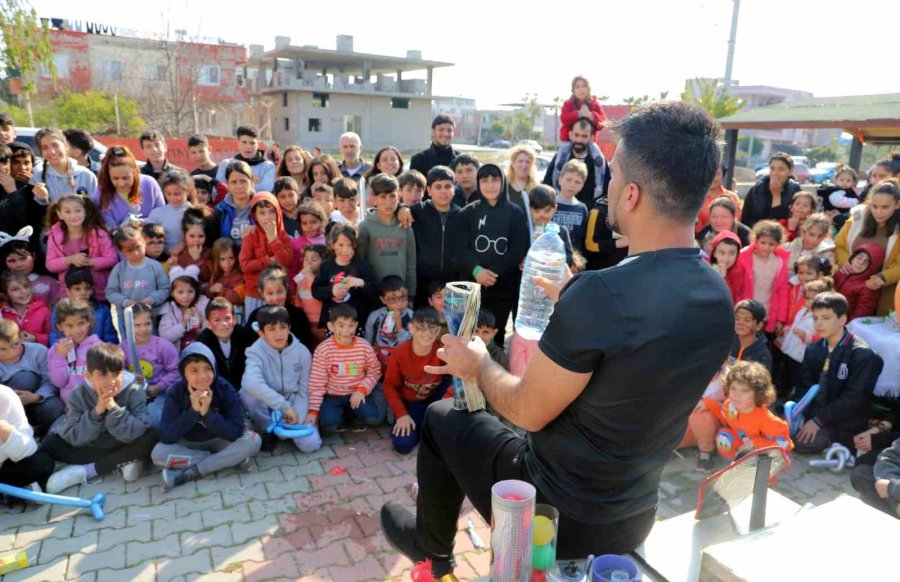 Mersin’deki Depremzede Çocuklar Depremin Etkilerini Eğlenerek Atıyor