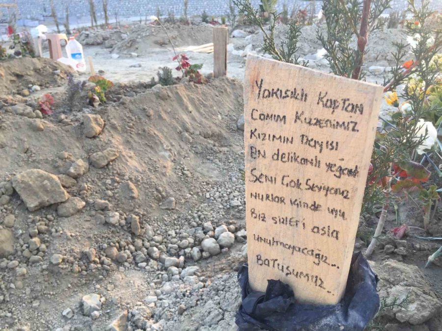 Depremde Hayatını Kaybedenlerin Mezarları Yürek Yaktı