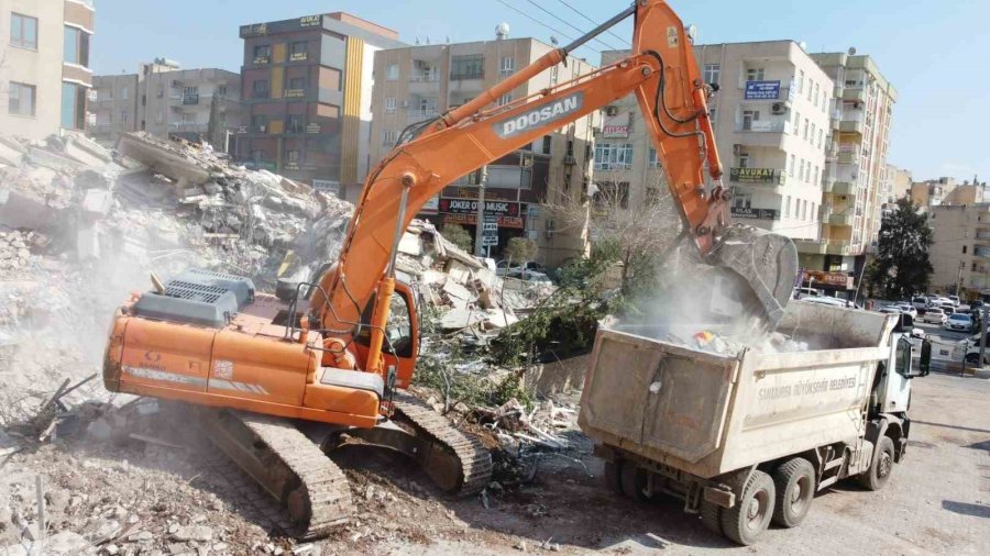 Şanlıurfa’da Enkaz Kaldırma Çalışmaları Sürüyor