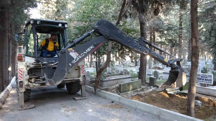 Hatay’da Deprem Sonrası Mezarlar Hasar Gördü, Bazıları Yola Uçtu