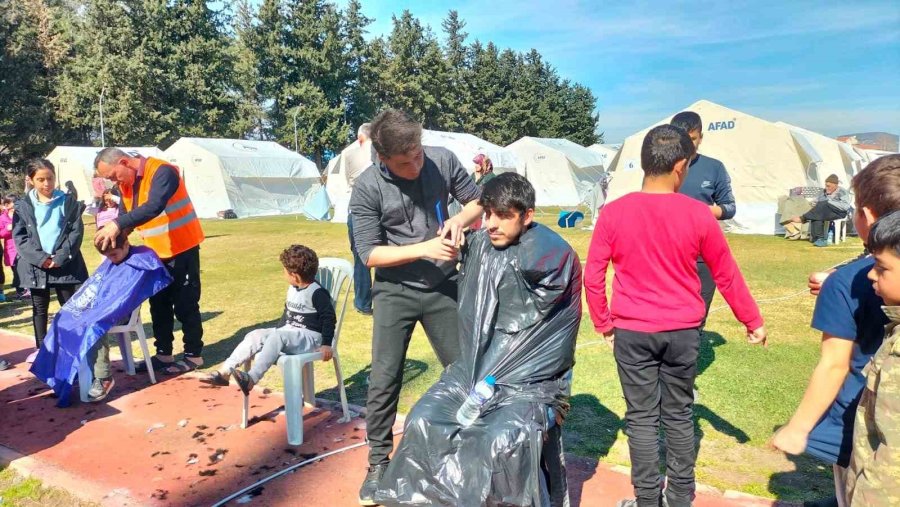 Çadır Kentteki Depremzedelere Gönüllü Tıraş Hizmeti