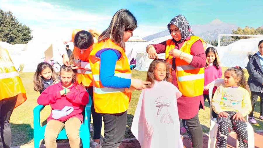 Çadır Kentteki Depremzedelere Gönüllü Tıraş Hizmeti