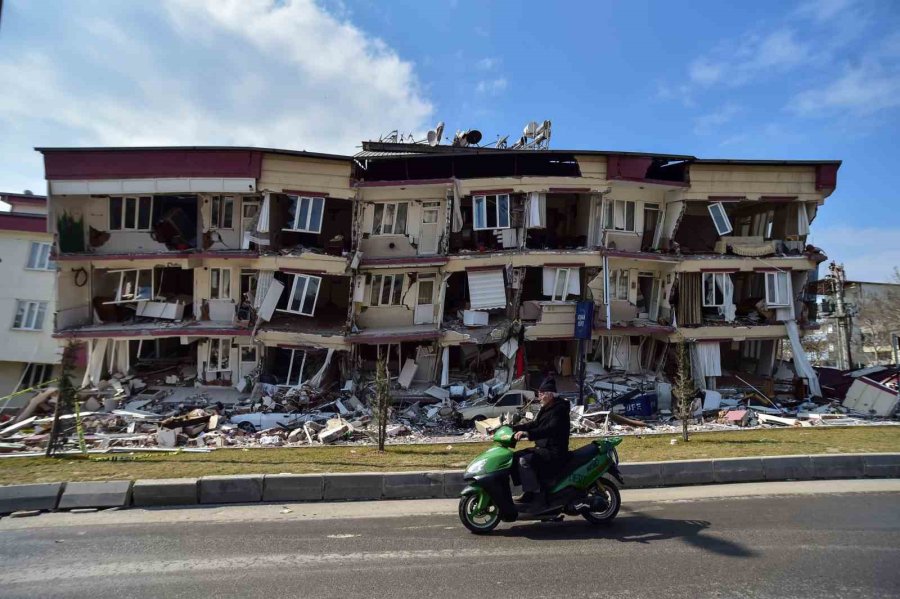 Depremde Torunlarını Ve Çocuklarını Kaybeden Hatice Teyze, Enkaz Altında Kalan Hatıralarını Arıyor