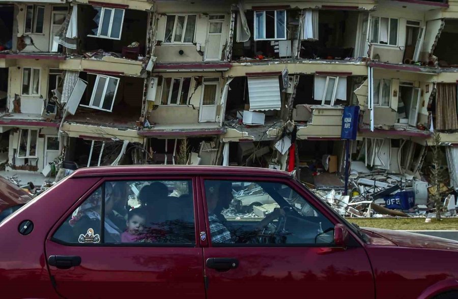 Depremde Torunlarını Ve Çocuklarını Kaybeden Hatice Teyze, Enkaz Altında Kalan Hatıralarını Arıyor