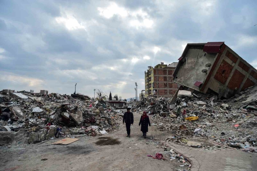 Depremde Torunlarını Ve Çocuklarını Kaybeden Hatice Teyze, Enkaz Altında Kalan Hatıralarını Arıyor