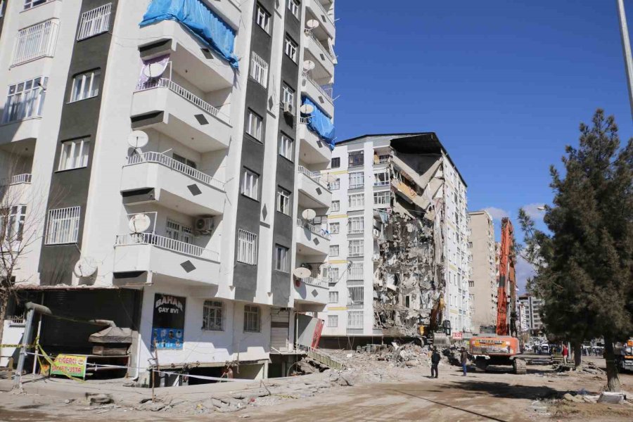 Diyarbakır’da Ağır Hasarlı Binanın Yıkımına Başlandı