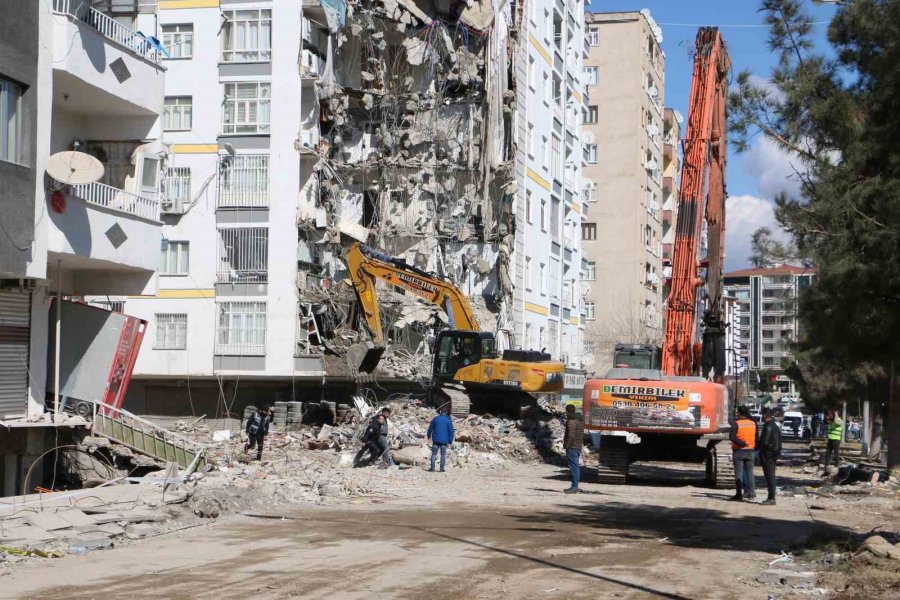 Diyarbakır’da Ağır Hasarlı Binanın Yıkımına Başlandı