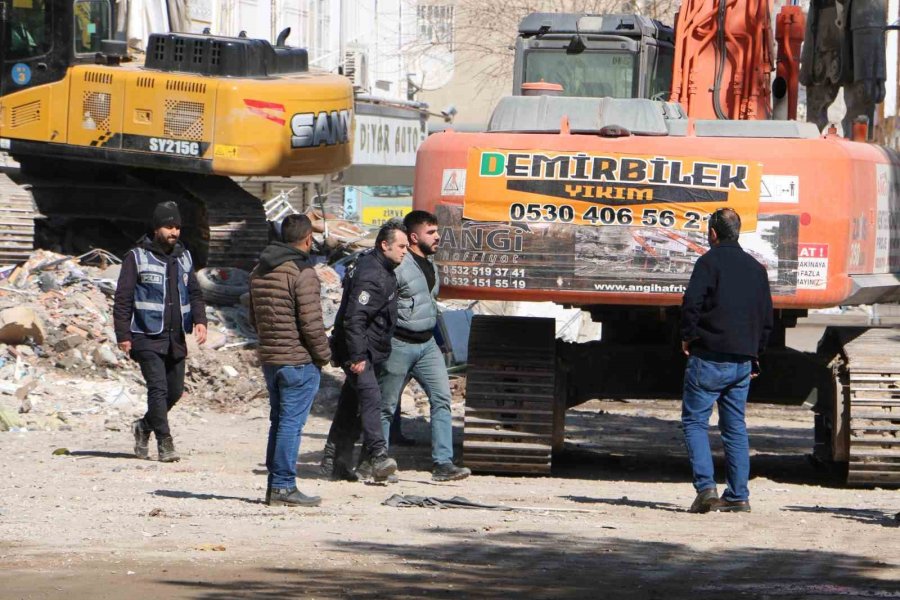 Diyarbakır’da Ağır Hasarlı Binanın Yıkımına Başlandı