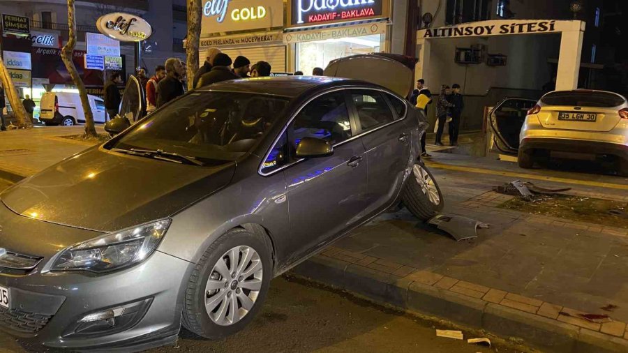 Alkollü Sürücü Önce Otomobile Çarptı, Sonra Site Girişine Uçtu