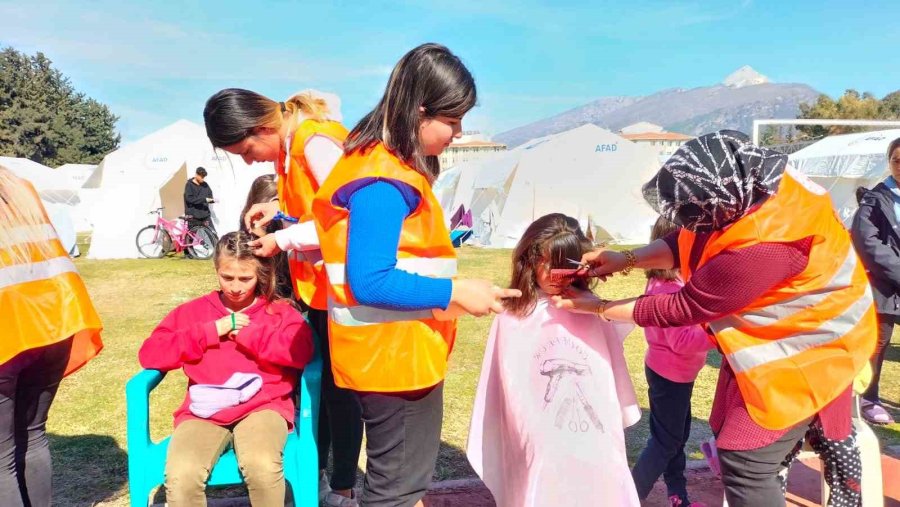 Çadır Kentteki Depremzedelere Gönüllü Tıraş Hizmeti