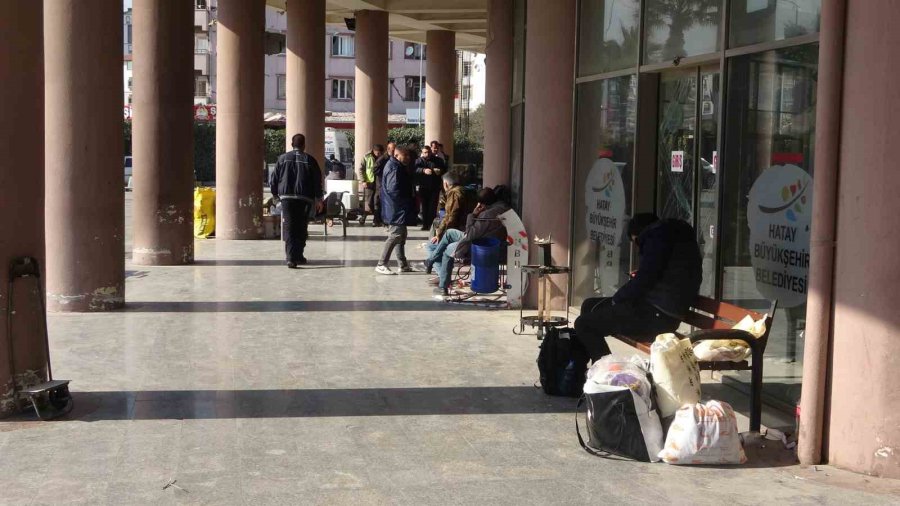 Hataylılar Yerle Bir Olan Şehirden Otobüslerle Terk Ediyor