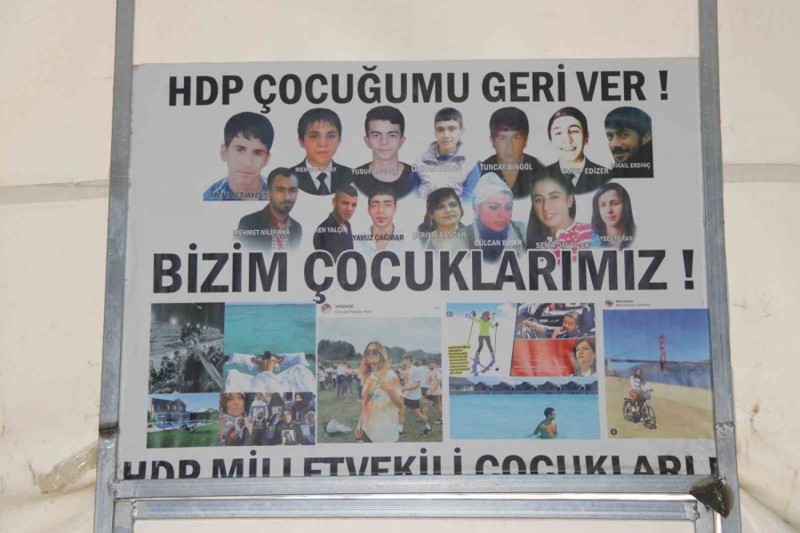 Deprem Felaketine Rağmen Hdp Önündeki Aileler Çocuklarının Yolunu Gözlüyor