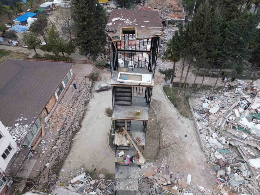 Bina Yıkıldı, Yangın Merdiveni Ayakta Kaldı