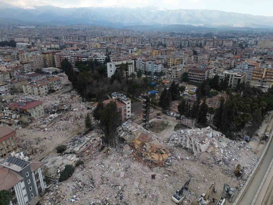 Bina Yıkıldı, Yangın Merdiveni Ayakta Kaldı