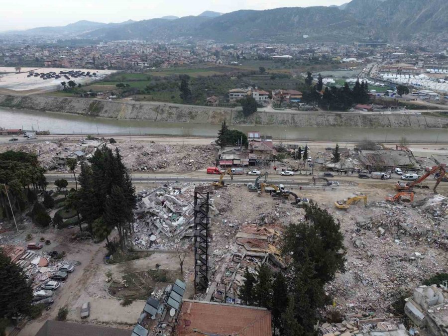 Bina Yıkıldı, Yangın Merdiveni Ayakta Kaldı