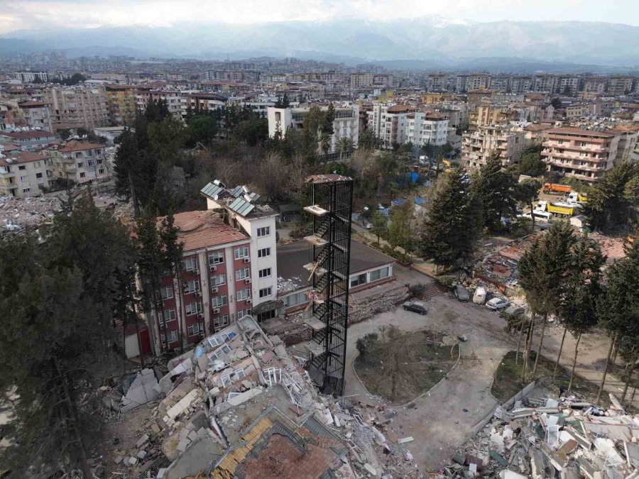 Bina Yıkıldı, Yangın Merdiveni Ayakta Kaldı