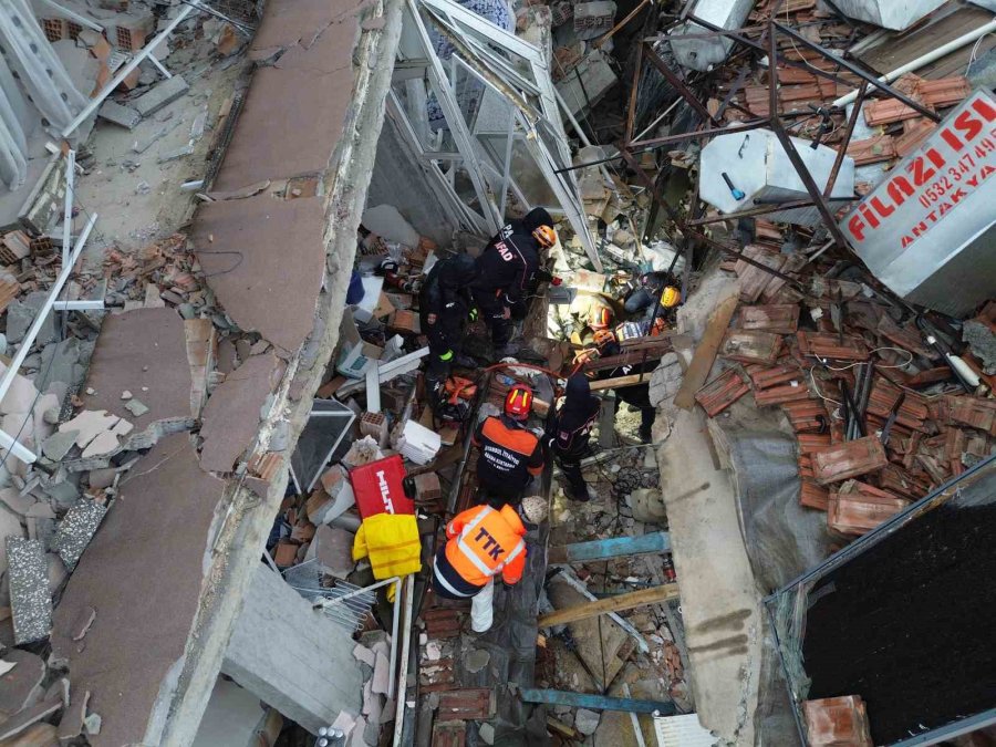 Hatay’da Yaşanan 6.4’lük Depremin Ardından Enkaz Alanı Günün İlk Işıklarıyla Havadan Görüntülendi