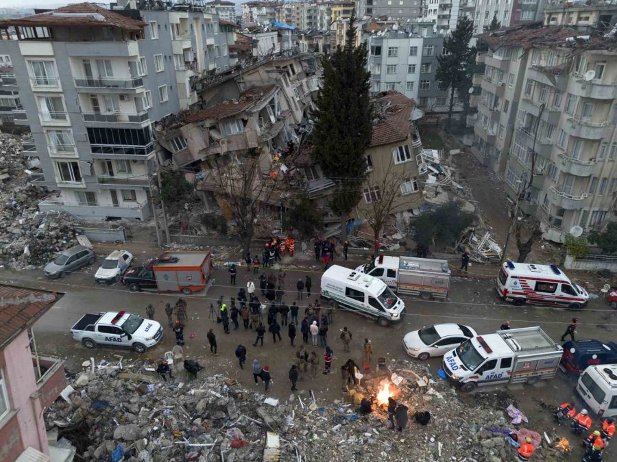 Hatay’da Yaşanan 6.4’lük Depremin Ardından Enkaz Alanı Günün İlk Işıklarıyla Havadan Görüntülendi