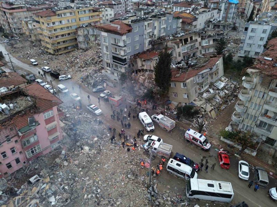 Hatay’da Yaşanan 6.4’lük Depremin Ardından Enkaz Alanı Günün İlk Işıklarıyla Havadan Görüntülendi