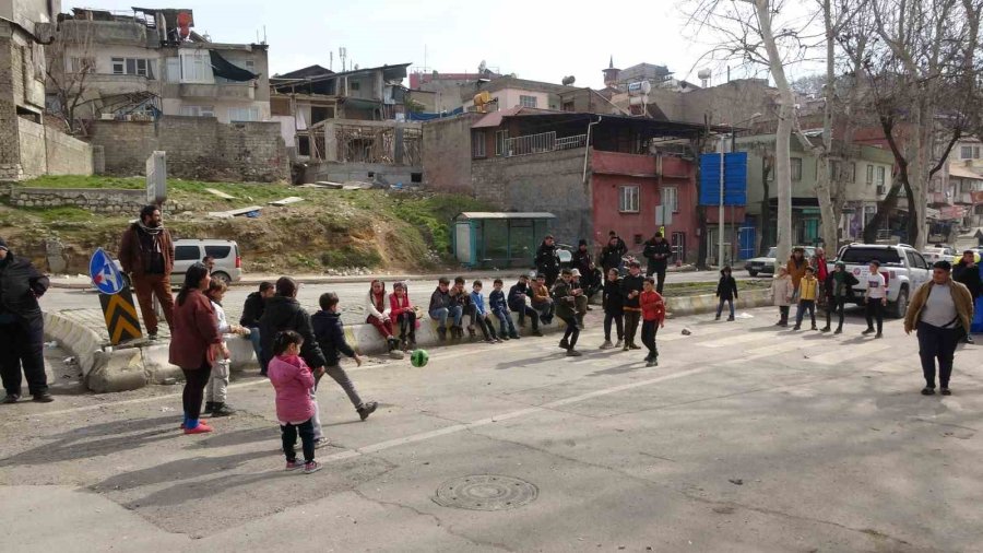 Küçük Deniz’den Büyük Hareket: Babasıyla Yaşıtları İçin Desteğe Geldi