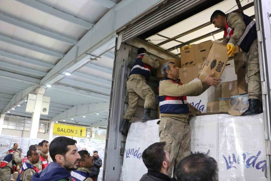 Diyarbakır’a Yurtiçi İle Yurt Dışından 215 Tır Ve Kamyonet Yardım Ulaştırıldı