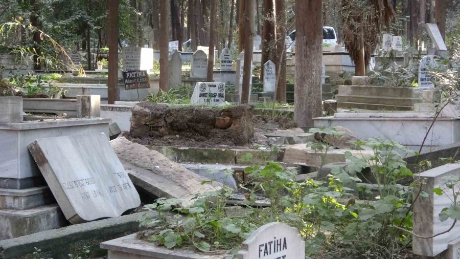 Hatay’da Deprem Sonrası Mezarlar Hasar Gördü, Bazıları Yola Uçtu