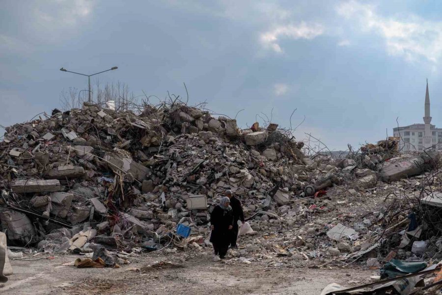 Depremde Torunlarını Ve Çocuklarını Kaybeden Hatice Teyze, Enkaz Altında Kalan Hatıralarını Arıyor