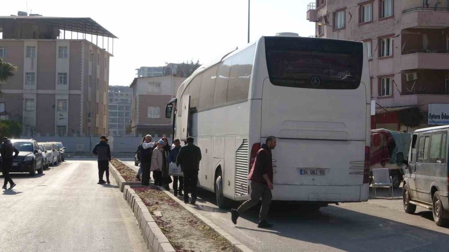 Hataylılar Yerle Bir Olan Şehirden Otobüslerle Terk Ediyor