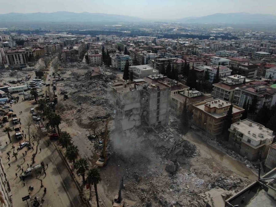 Kahramanmaraş’ta Ağır Hasarlı Binaların Yıkımı Sürüyor