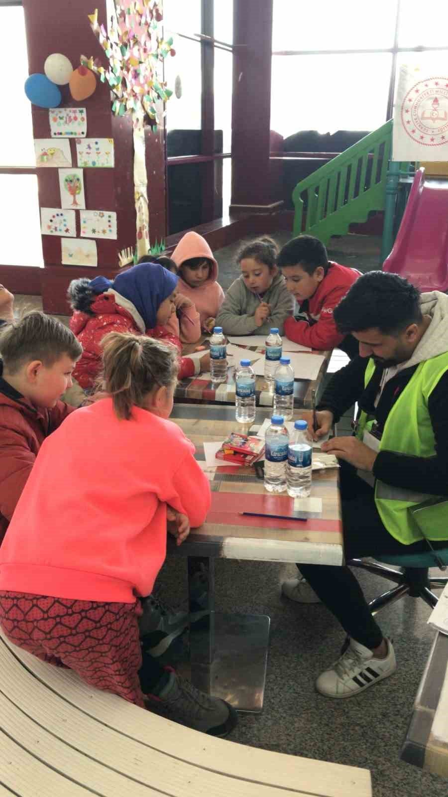 Kahramanmaraş’ta Hastanede Kalan Çocuklara Yönelik Etkinlikler Düzenleniyor