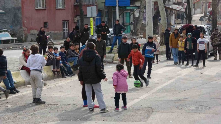 Küçük Deniz’den Büyük Hareket: Babasıyla Yaşıtları İçin Desteğe Geldi