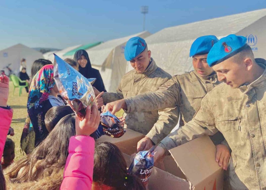 Jandarma Ekipleri Deprem Bölgesinde Görev Almaya Devam Ediyor