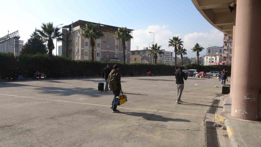 Hataylılar Yerle Bir Olan Şehirden Otobüslerle Terk Ediyor